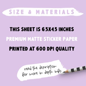 以下が含まれることがあります： 白地に黒文字で「SIZE & MATERIALS」、「THIS SHEET IS 6.5X4.5 INCHES」、「PREMIUM MATTE STICKER PAPER」、「PRINTED AT 600 DPI QUALITY」と書いてあります。白地に黒文字で「read the description for more in depth info」と書いてある白い長方形が、白黒の縞模様の鉛筆で一部覆われています。