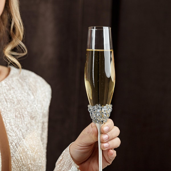 Personalized Wedding Flutes and Cake Server Set: Elegant Toasting Glasses & Engraved Wedding Knife