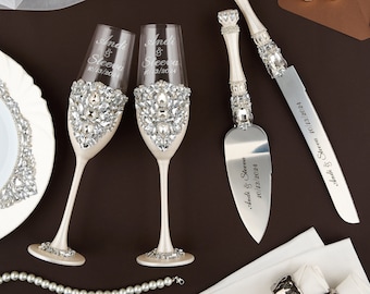 Mr. und Mrs. Hochzeit Gläser und Kuchen Schneideset Brautpartygeschenke für Paar Gravierte Tortenheber und Messer personalisiert