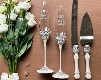 Regalo di nozze personalizzato per coppia flute da champagne e set per il taglio della torta, piatto, bicchieri da brindisi e set per torta, regalo di nozze per l'anniversario - Italia