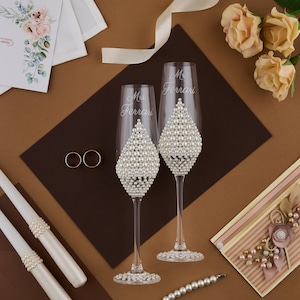 Custom pearl Wedding Champagne Flutes | Personalized Bride and Groom Glasses | Engraved Mr and Mrs Toasting Glasses