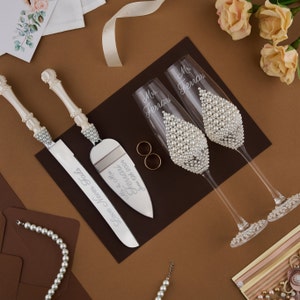 Pearl Wedding Glasses & Cake Cutting Set: Personalized Ceremony Decor