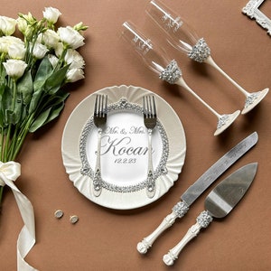 Wedding flutes and cake server, Personalized wedding glasses , Сake cutting set , Toasting glasses, Engraved wedding knife and server