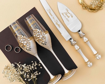 Set personalizzato per il taglio della torta nuziale: flûte da champagne, coltello e paletta.