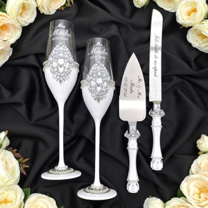 Engraved wedding flutes and cake cutting set, wedding cake serving set and personalized flutes for bride and groom, cake cutter set