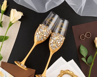 Gold wedding cake cutting set, toasting glasses for bride and groom. Wedding cake plate and forks, unity candles set