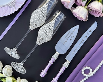 Juego personalizado para cortar la tarta nupcial con perlas: cuchillo grabado, pala, copas y velas.