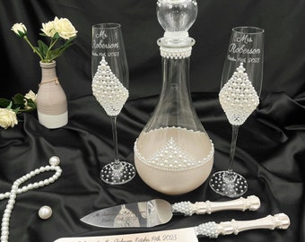 Pearl Wedding Glasses & Cake Cutting Set: Personalized Champagne Flutes