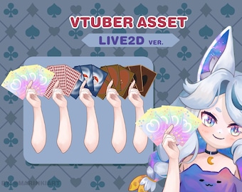 Puede incluir: Cinco poses de mano animadas diferentes sosteniendo varias cartas de juego. Las cartas están en forma de abanico e incluyen una baraja roja y blanca, una baraja azul y una baraja marrón. El texto "VTUBER ASSET LIVE2D VER." está en la parte superior de la imagen.