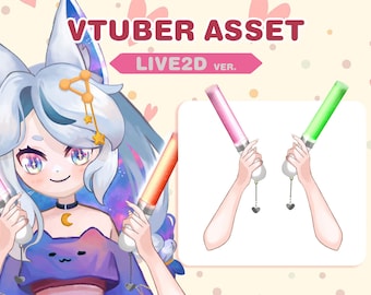 Puede incluir: Una ilustración digital de un personaje de dibujos animados sosteniendo dos barras luminosas brillantes. El personaje es un zorro blanco con cabello azul y una impresión de galaxia en su camiseta. El texto "VTUBER ASSET LIVE2D VER." está en la esquina superior derecha de la imagen.