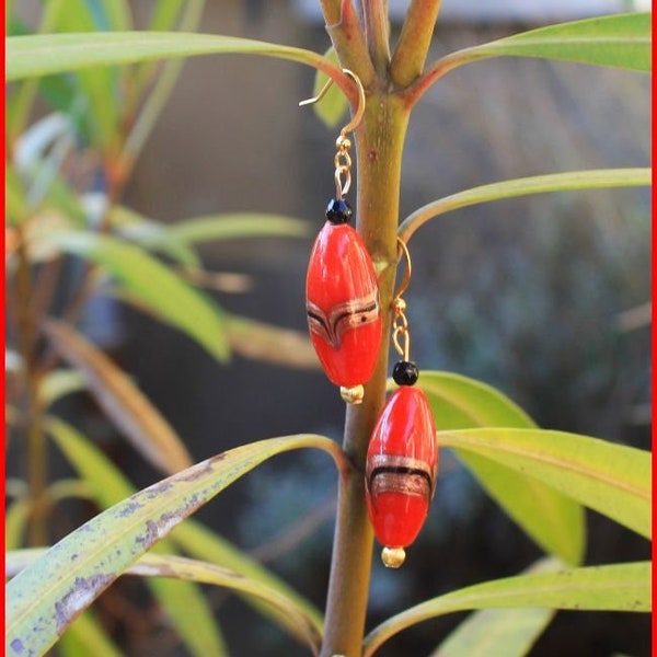 Boucles d'oreilles rouge et or. En verre filé au chalumeau en verre venitien Lampwork. Perles (laiton) dorées 18K. Perles 4mm jade noire.