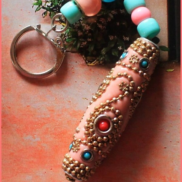 Porte clés (12cm) perle Indonésienne de résine rose et perles bleu/turquoise et rose. Par deux!