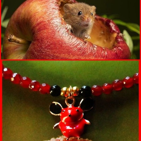 Collier (35cm) Souris émaillé rouge. Perles jade rouges et noires 4mm. Perles dorés 4mm.