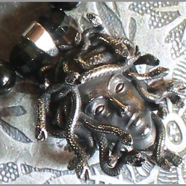 Collier pendentif Méduse argenté. Perles Obsidienne et argent.