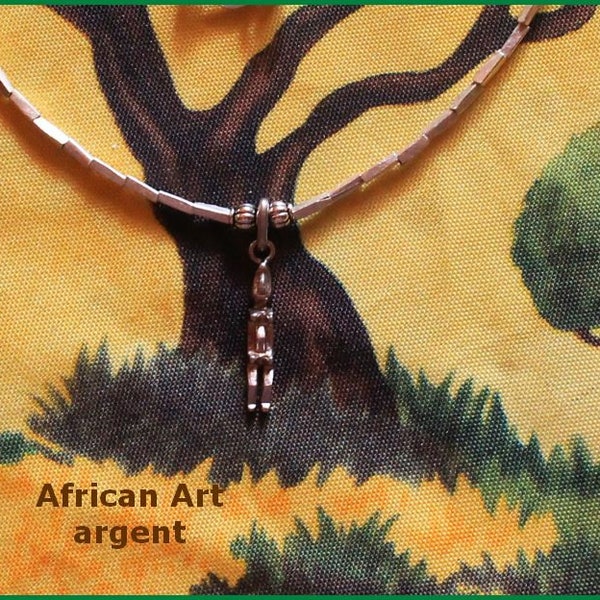 African Art argent. Pendentif Femme Africaine minuscule, mignonne.