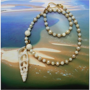 42 cm necklace with carved shell pendant. Mother-of-pearl and freshwater pearl beads.