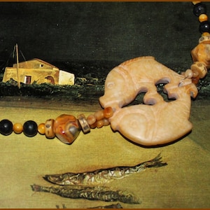 Jade fish in yellow color, large 5 x 5 cm, black jade beads carved pink 10 mm, 2 agate beads.