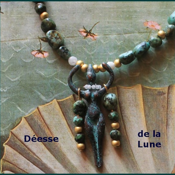 Collier avec pendentif Déesse de la Lune, patiné vert. Perles en couleur vertes.