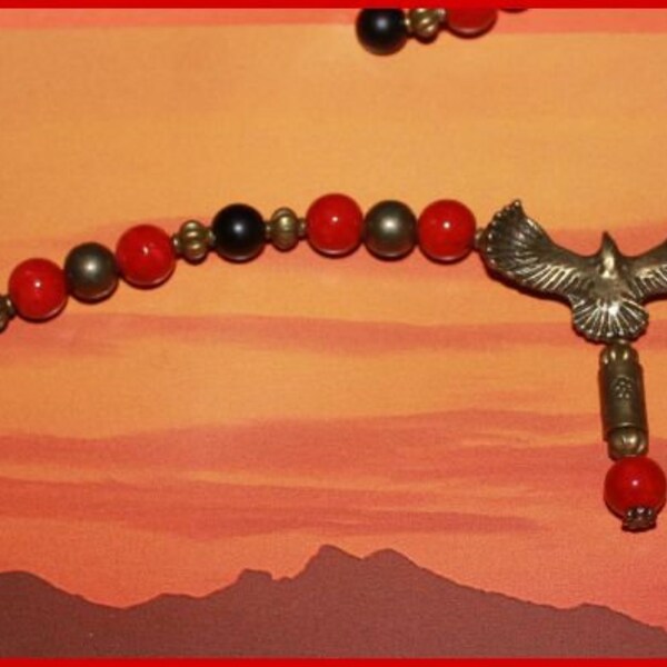 collier aigle bronze et perles corail rouges, agate noir mat et bronze.