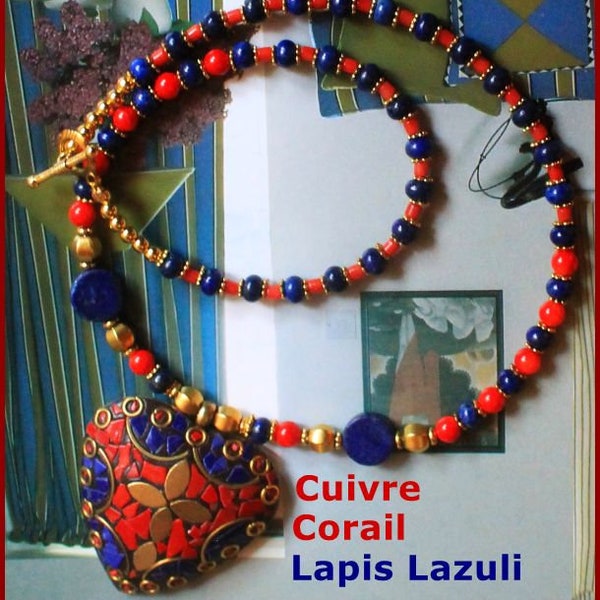 Collier avec pendentif mosaïque rouge et bleu foncé en médaillon de cuivre.