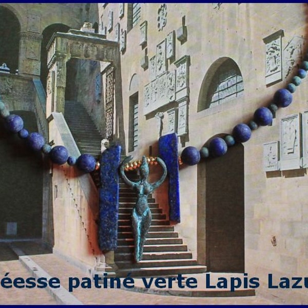 Collier avec pendentif Déesse patine verte entre Lapis Lazuli rectangles.