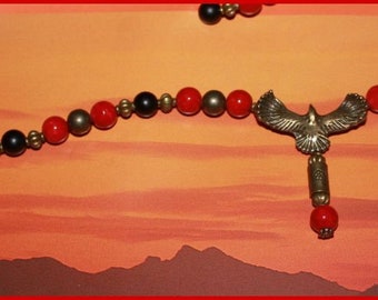 collier avec aigle bronze, perles corail rouge, agate noir mat et bronze. !