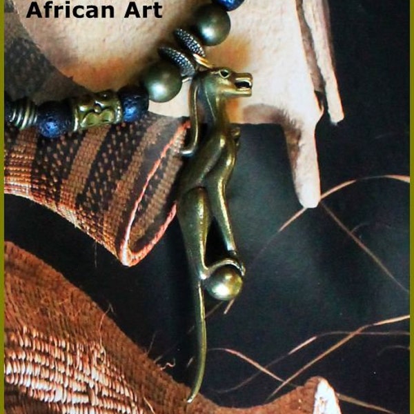 African Art. Collier avec pendentif animal en bronze massif. Perles de Lave.