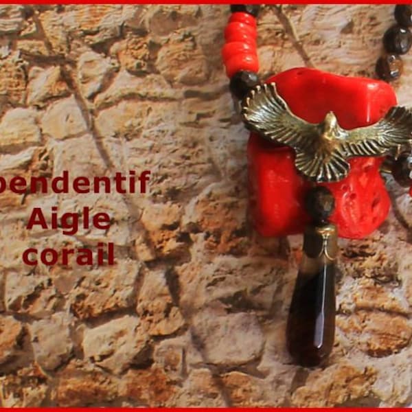 Collier pendentif Aigle bronze sur une grande roche de corail rouge.