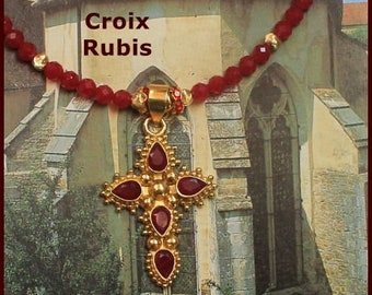 Collier Croix avec Rubis. Perles rubis facettées.