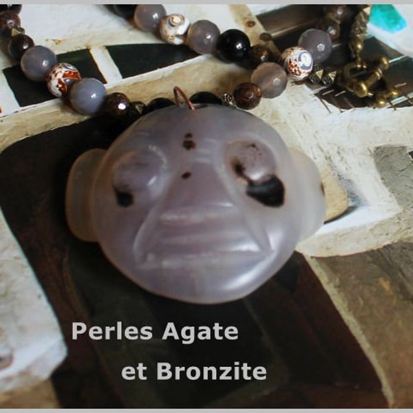 Collier pendentif Masque Agate sculpté primitive. Perles agate, bronzite.