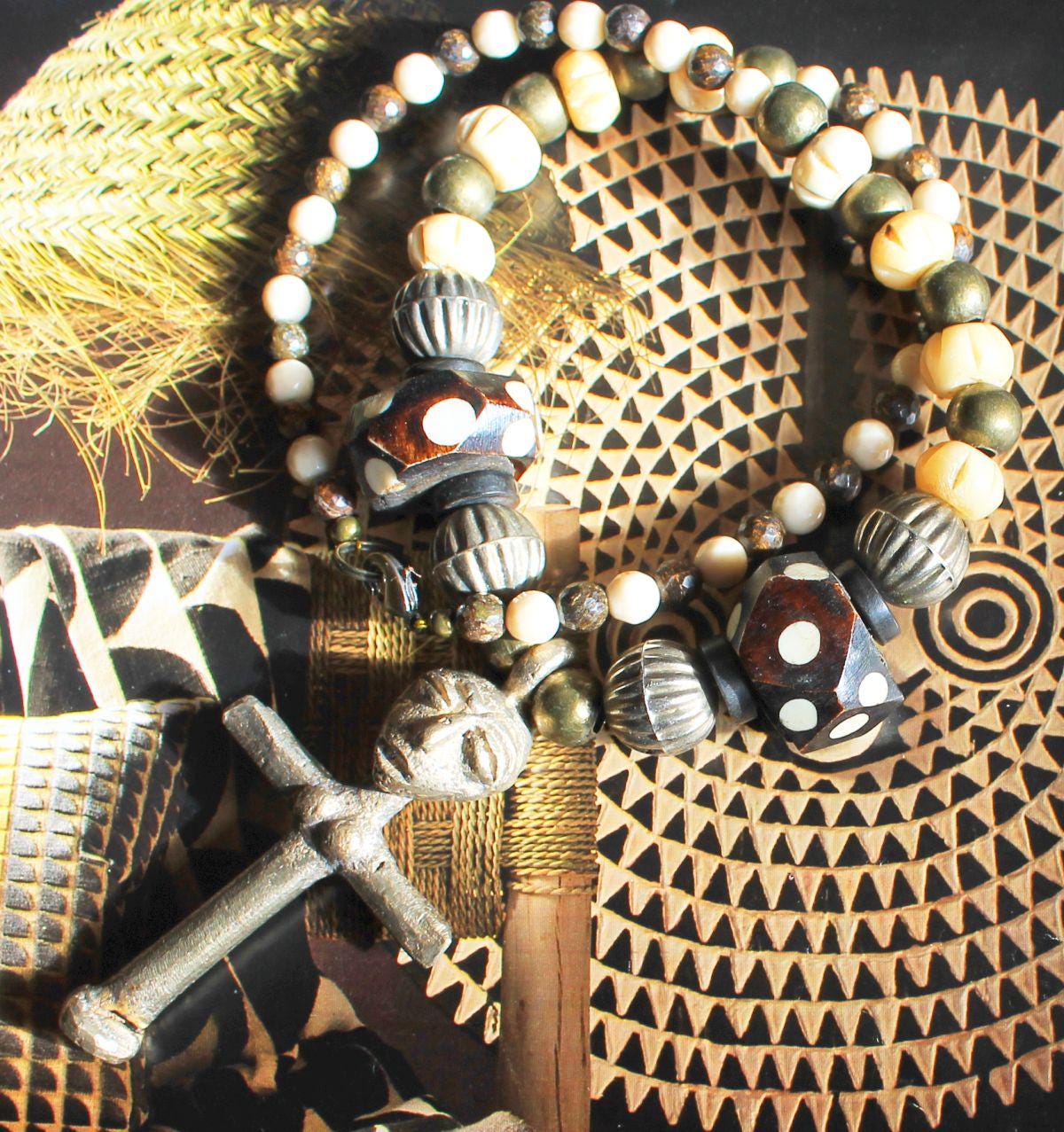 Collier Ethnique Ancien En Os Sculpté - Ras Du Cou, Couleur Crème, Occasion