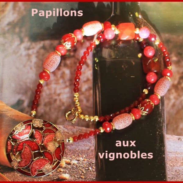 Collier avec médaillon vintage papillons aux vignobles. Couleurs rouges.