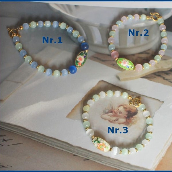 Bracelets par 3. (19 cm). Cloisonné, oeil de chat. Cloisonné blanc, vert, vert foncé, avec une fleur rose......