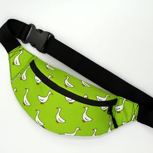 Marsupio verde chiaro con oche bianche