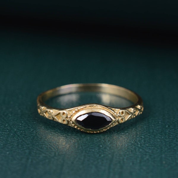 Bague en obsidienne noire, bague en obsidienne, petite obsidienne ovale, bague à empiler, magnifiquement perlée, bague en pierre précieuse noire, petite bague en pierre précieuse