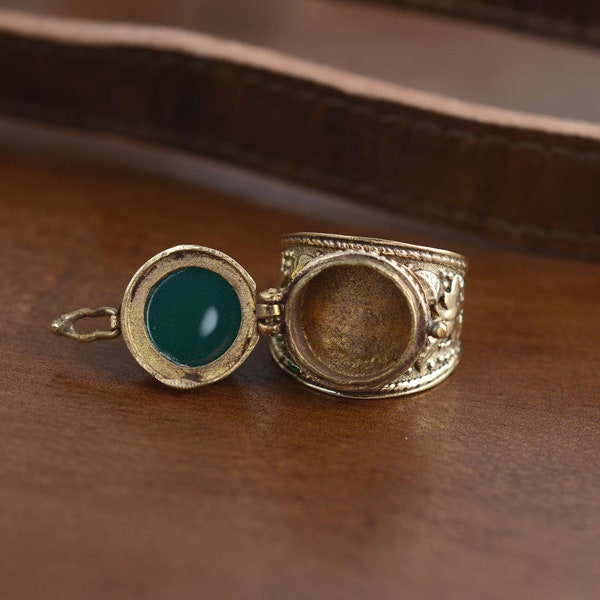 Anneau de poison d'or, anneau de poison d'onyx vert, anneau en laiton d'or, petit anneau de boîte, anneau de message secret, anneau de médecine, anneau de pierre gemme, onyx vert