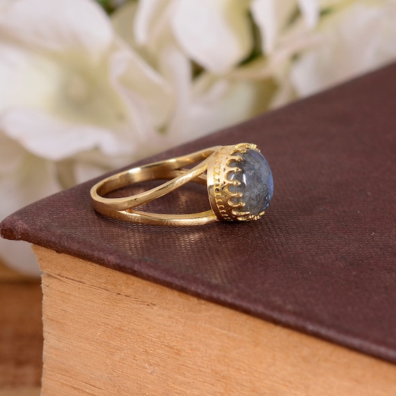 Women Elegant Look Lightweight Fancy Round Beautifully Designed Gold Ring  at 50000.00 INR in Mainpuri | Om Jewellers