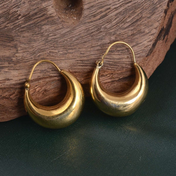 Dome crescent hoops, 18k Gold plated, Crescent shaped earring with latch closure, Minimal Style, Everyday hoop earrings