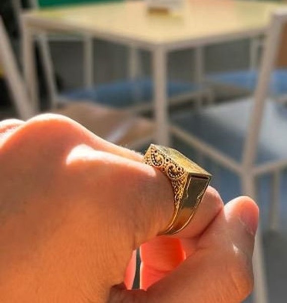 Anello con scomparto segreto sale