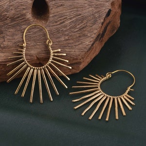 Große Sunburst Creolen Ohrringe. Gold Messing Ohrringe. Geometrisch, modern, hip, Spike-Schmuck