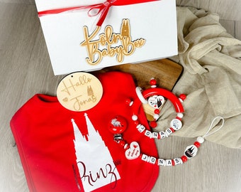 Köln Baby Box Geschenk Willkommens Geschenk Baby Köln - mit Kölner Dom-  personalisiert mit Name -  Lätzchen - Schnullerkette - Greifling