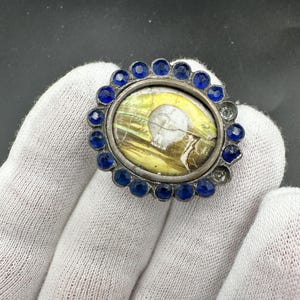 Antica icona Memento Mori a forma di teschio in metallo, souvenir del diavolo. Mini cartello con dettagli artistici, amuleto gotico, vanitas vittoriano, cartello di pericolo, decorazione vanitas.