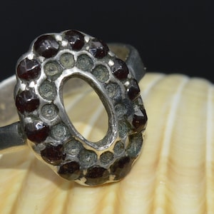 Bague bohème victorienne en argent grenat : bijoux anciens en grappe