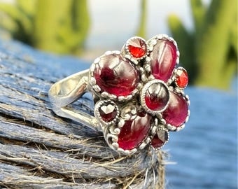 Antieke Victoriaanse boho-granaatring: roosgeslepen bloemenzilver