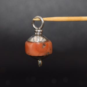 Ungefärbte Korallenkette: Amulett aus Tibetsilber, natürliche Mittelmeerkoralle