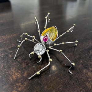 Pendentif araignée de créateur : argent sterling, cristal de roche, ambre naturel, rubis