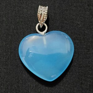Pingente de calcedônia azul em formato de coração com argola de prata 925, tamanho (25 x 27 mm), peso (34 quilates).