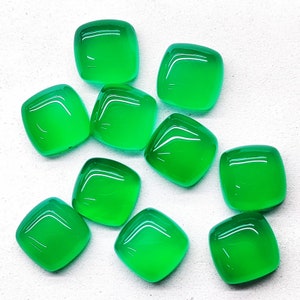 Cabochão solto calibrado em formato de almofada de ônix verde com fundo plano. Tamanho: 3,4,5,6,7,8,9,10,11,12,13,14,15,16,17,18,19,20 mm.