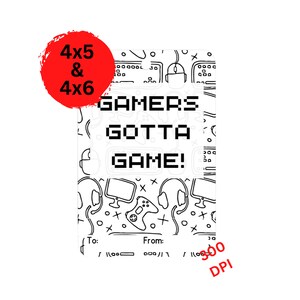 Op de afbeelding: Een wit en zwart printbare cadeau-tag met een gamer-thema. De tag heeft een zwart-witte illustratie van een joystick, koptelefoon en een computerscherm. De tekst "GAMERS GOTTA GAME!" is in zwart op een witte achtergrond gedrukt. De tag bevat ook de tekst "4x5 & 4x6" en "300 DPI" in rood.