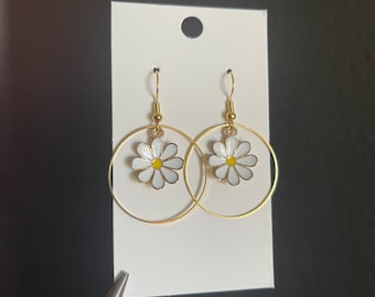 Gold Circle Daisy Dangle Earring